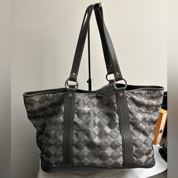 MCM DIAMOND PRINT GRAY TOTE/NYLON & LEATHER/ CLIP CLOSURE WITH MATCHING POUCH!! - Picture 5 of 16